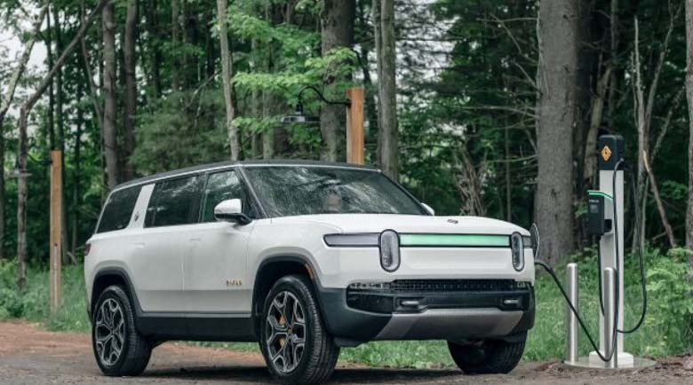 Rivian достави първите „джипове“ на клиенти