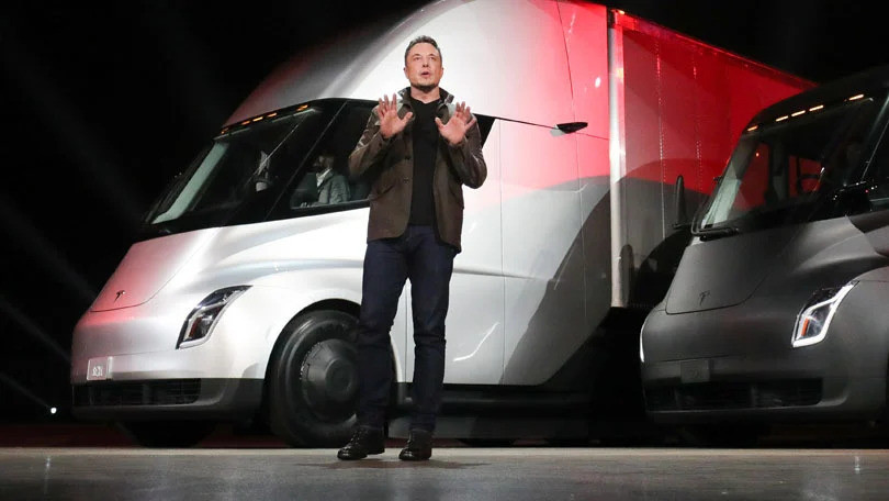 Илон Мъск: Полупроизводствената цел на Tesla Semi е 50 000 бройки през 2024 г.