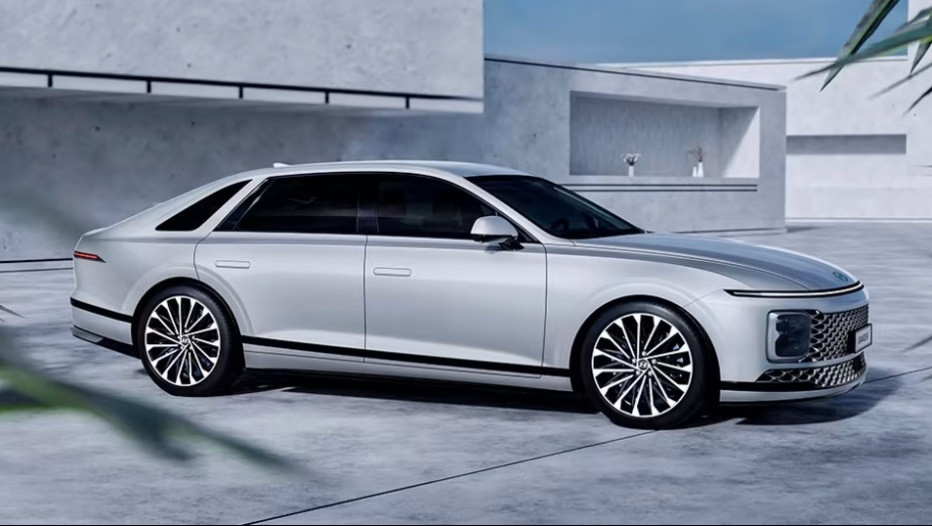 Флагманският седан Hyundai Grandeur за 2023 г. беше представен за Южна Корея (Видео)