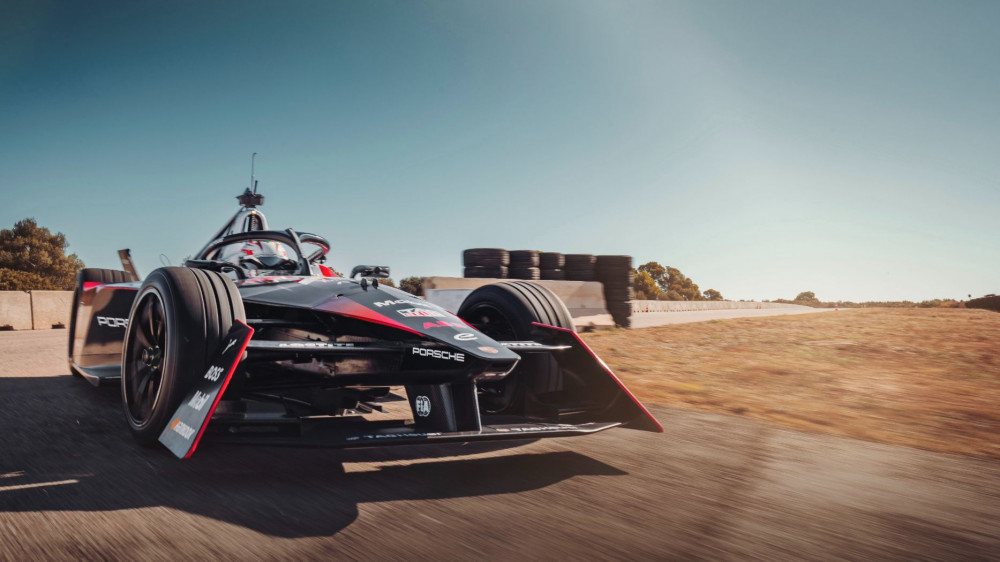 Porsche подготвя новаторския състезателен автомобил Gen3 преди началото на сезона на Formula E (Видео)