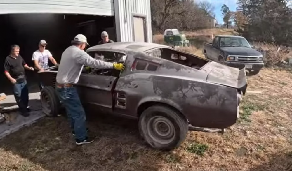 Намериха уникален Ford Shelby GT500 1967 престоял 40 години във ферма (Видео)