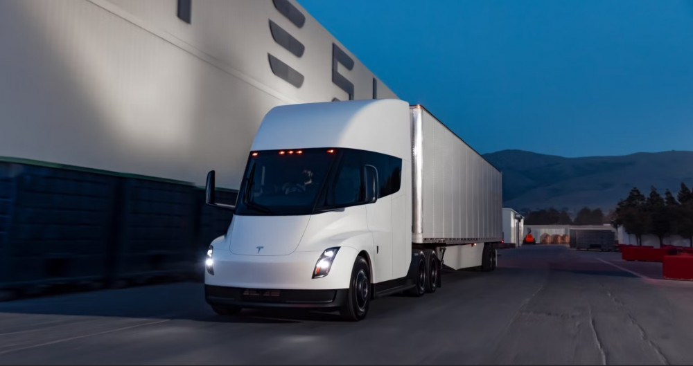 Харесват ли истинските шофьори електрическия камион Tesla Semi?