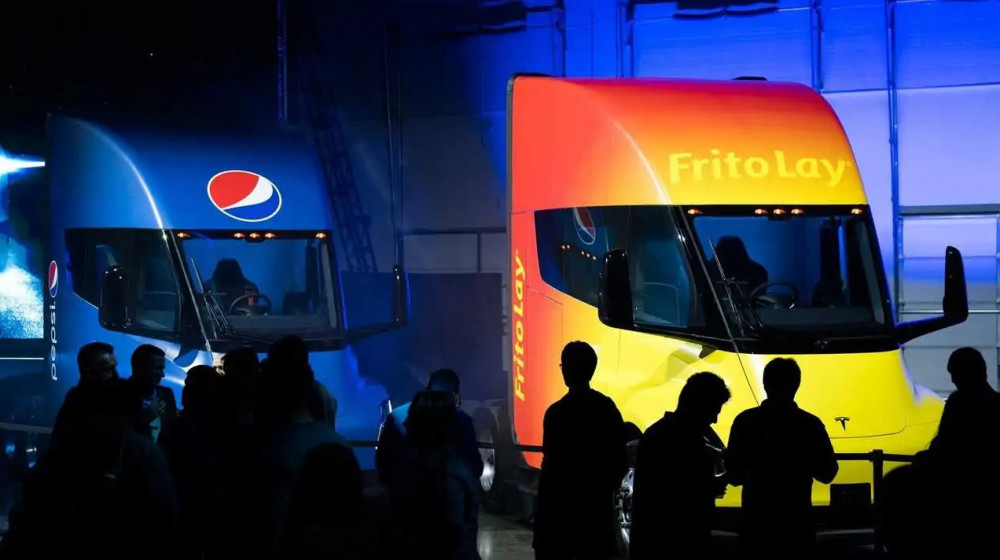 Забелязаха Tesla Semi с лого на Pepsi дърпана от пътна помощ