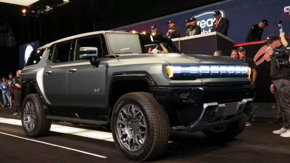 Първият сериен GMC Hummer EV SUV беше продаден за $500 000 на търг