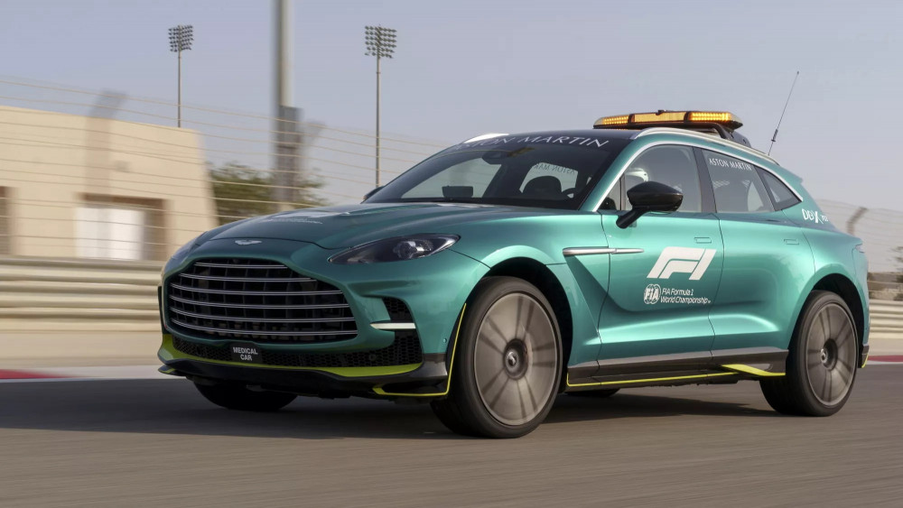 ВИДЕО: Aston Martin DBX707 е официалният медицински автомобил на FIA на Формула 1 през 2023 г