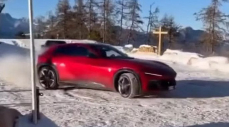 Ferrari Purosangue дрифти по снежните склонове (Видео)