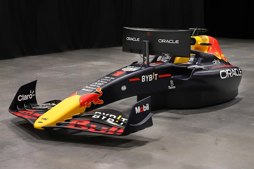 Симулаторът Red Bull RB18 Driving Sim, направен от действителен шоу автомобил на Red Bull, струва $120 000