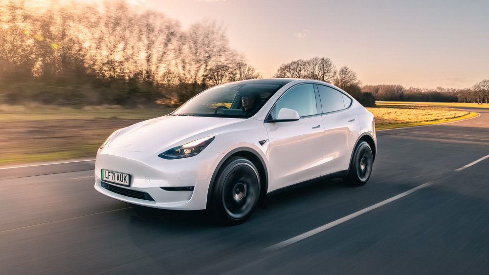 Tesla Model Y вече е по-евтина от нова кола среден клас в САЩ