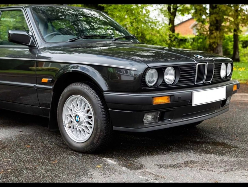 ВИДЕО: Historicks Auctioneers продава уникално запазено BMW 316i Lux от 1991 г. с пробег само 3869 км