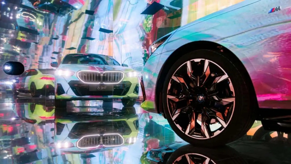 ВИДЕО: BMW представи изложба, наречена „The Electric AI Canvas“ в Art Basel