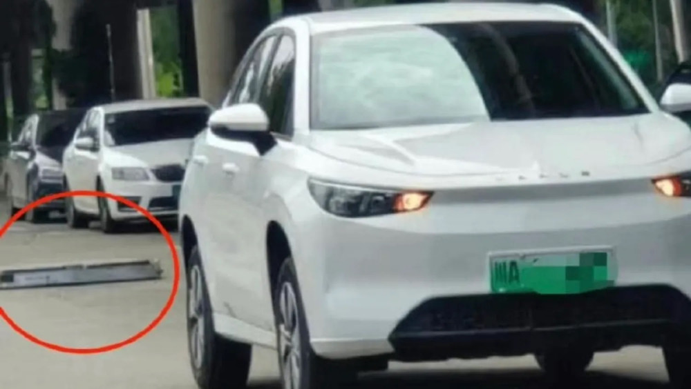 ВИДЕО: Китайски електромобил изпуска цялата си батерия по време на шофиране