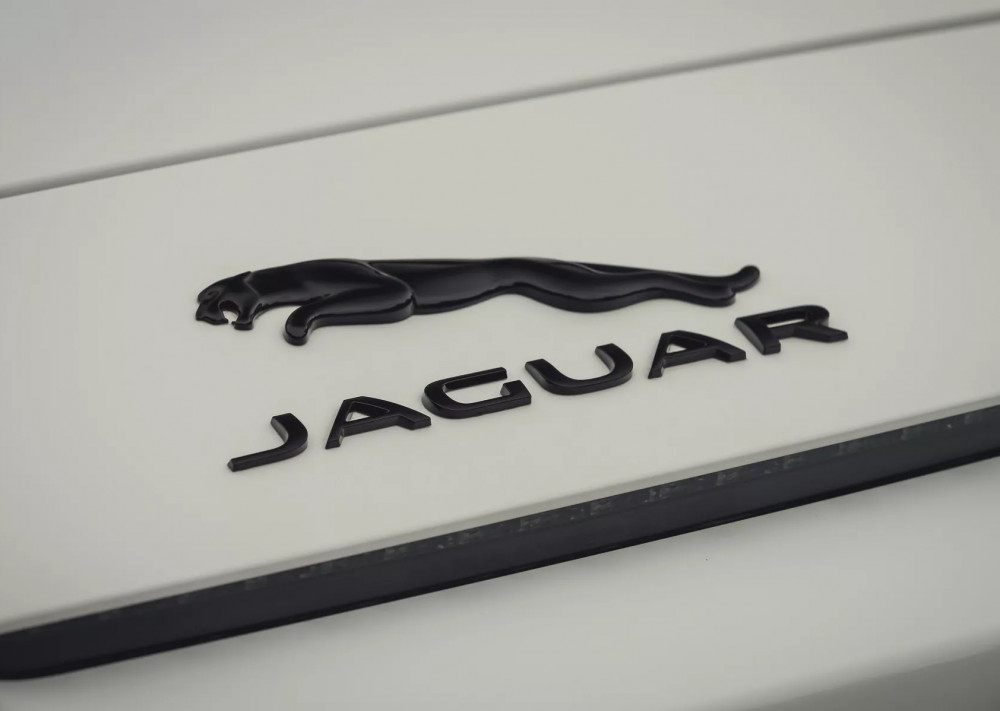ВИДЕО: Jaguar запазва V8 звука на F-Type в Британската библиотека