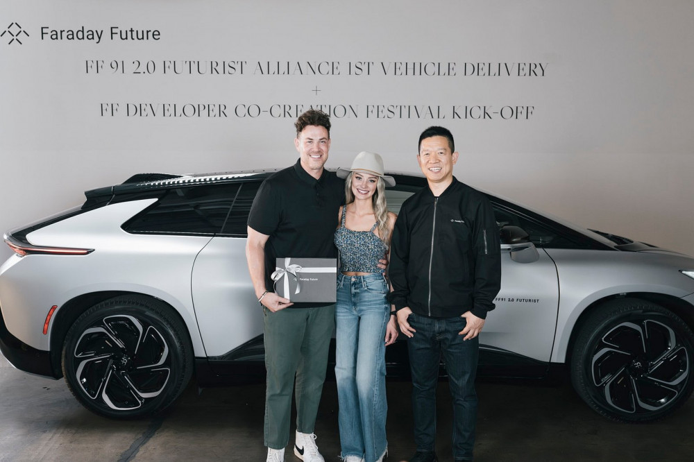 ВИДЕО: Faraday Future доставя първия FF 91 на клиента шест години след представянето