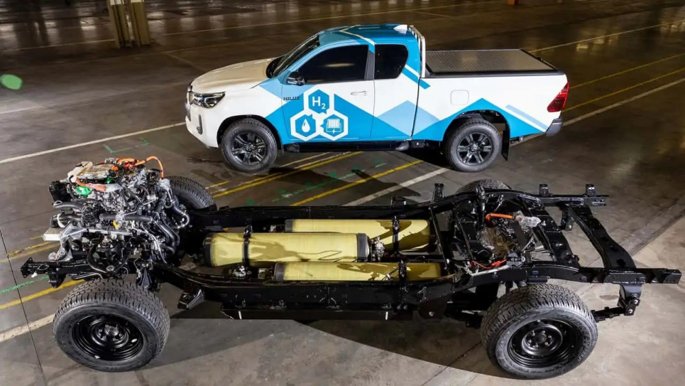 ВИДЕО: Прототипът на Toyota Hilux с водородни горивни клетки дебютира с 590 км пробег