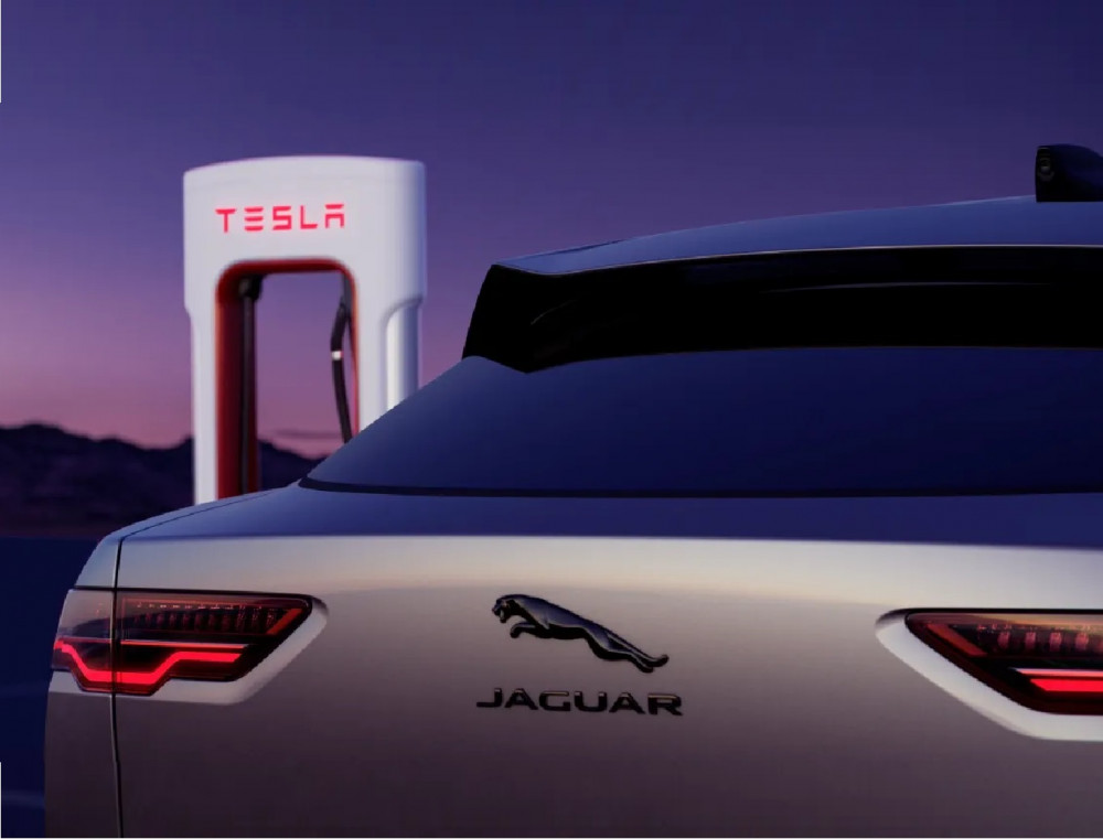 Jaguar подписва сделка с Tesla за достъп до Supercharger, ще приеме NACS