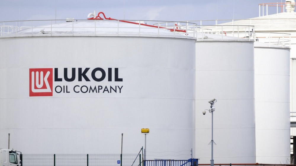 „Лукойл“ все още не плаща за свръхпечалбата от руския петрол
