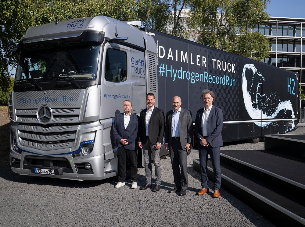 Камионът Mercedes-Benz GenH2 измина 1000 километра с едно зареждане с течен водород