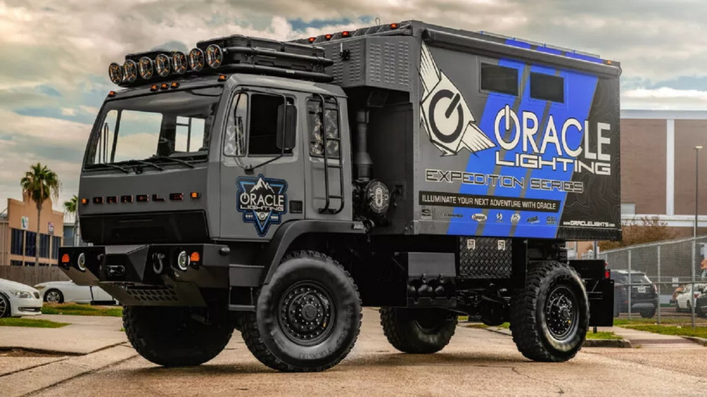 Oracle Lighting модернизира армейския камион от 1980 г. като способен експедиционен автомобил
