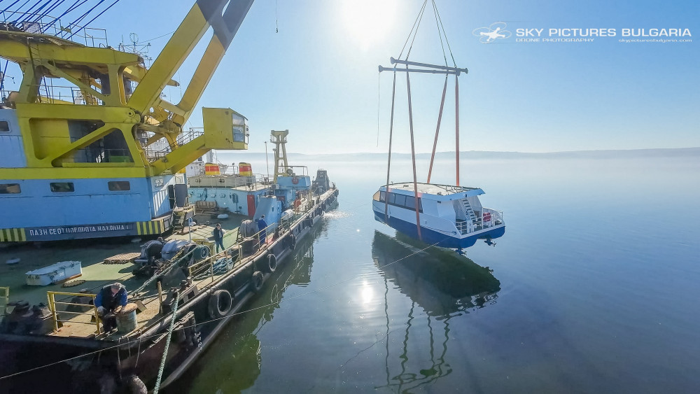 Пуснаха на вода на първият произведен в България 100% електрически катамаран