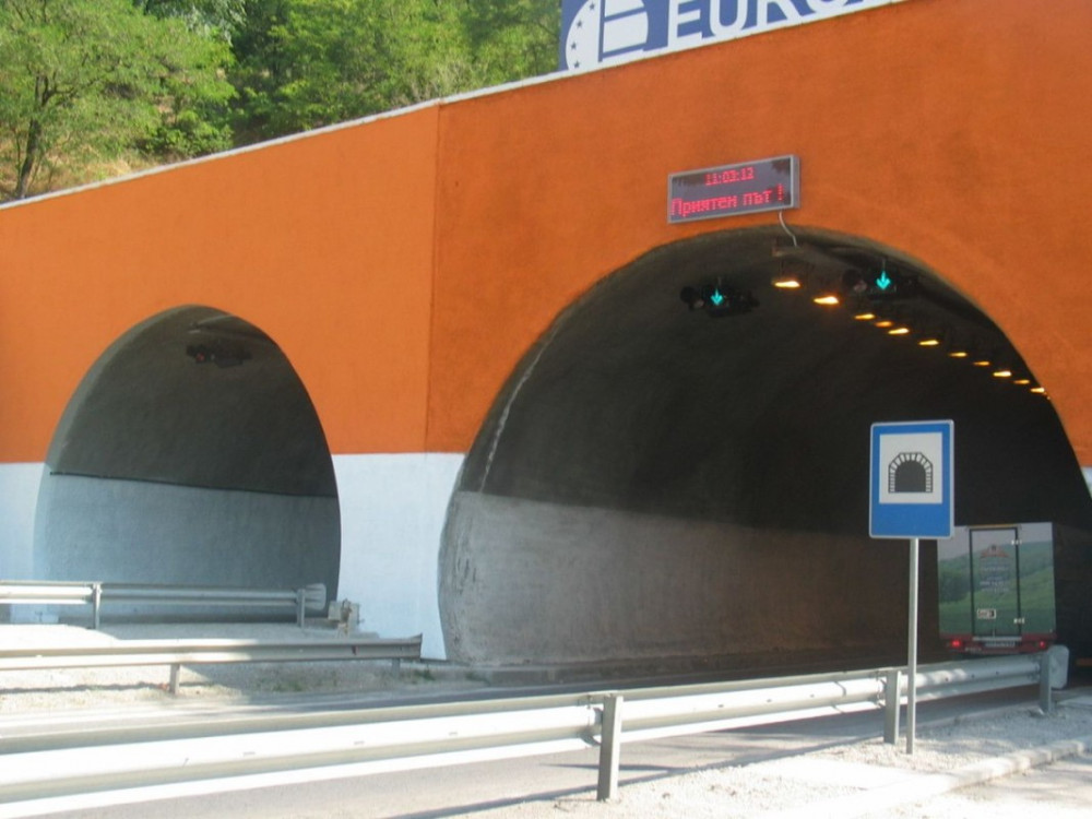 До 8 януари 2024 г. се приемат оферти за проектиране и ремонт на три тунела – „Дупница“ на път I-1, на „Велчова завера“ и на „Боруна“ на път I-5 при Велико Търново