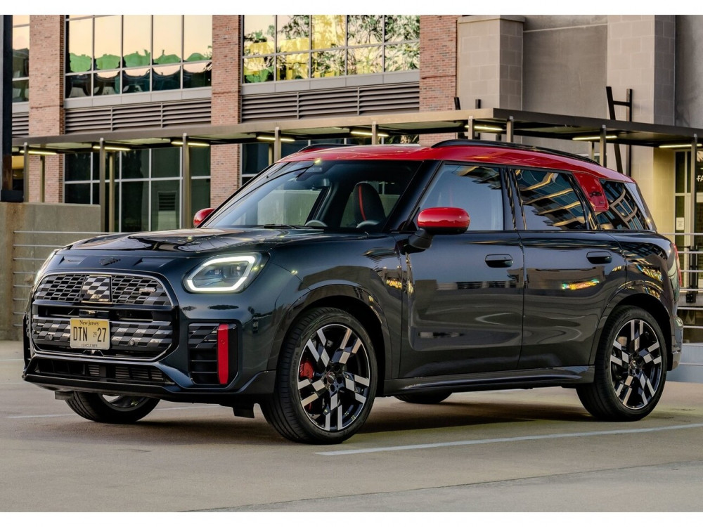 Подобрена аеродинамика и още по-впечатляващ звук в новото MINI John Cooper Works Countryman 