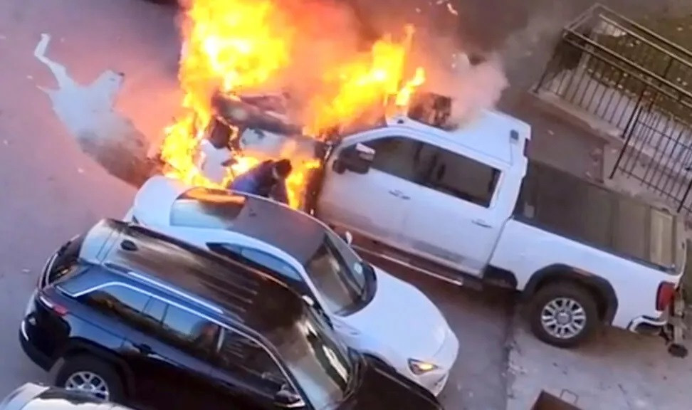 ВИДЕО: Мъж от Торонто рискува живота си, за да спаси своето Subaru BRZ от горящ пикап