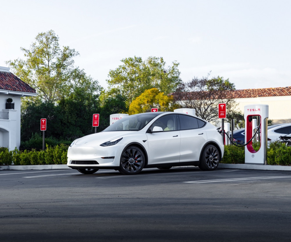 Tesla Superchargers ще таксува допълнително $1 на минута при зареждане на батерията над 90%