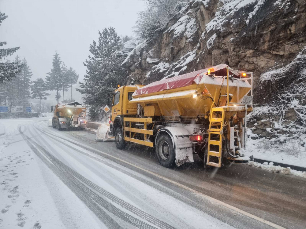 1110 снегопочистващи машини обработват републиканските пътища. Шофирайте внимателно!