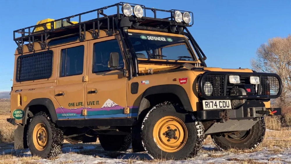 Продават уникален Land Rover Defender от Camel Trophy от 1998 г