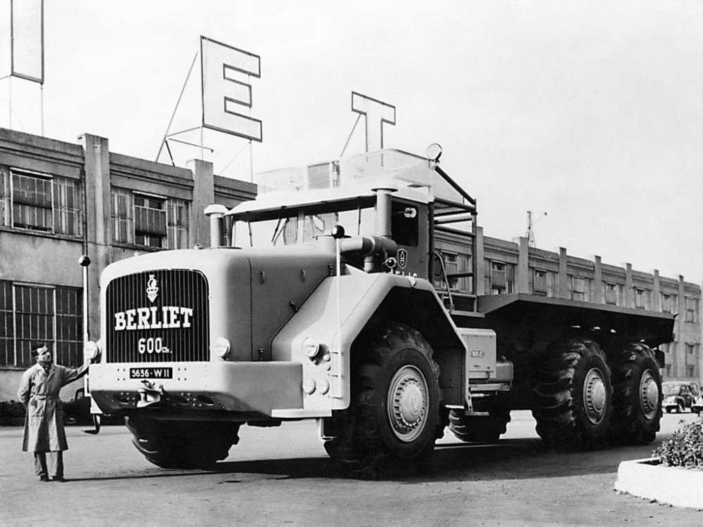 Berliet T100: Първият в света Monster Truck с 28-литров Cummins V12 (ВИДЕО)