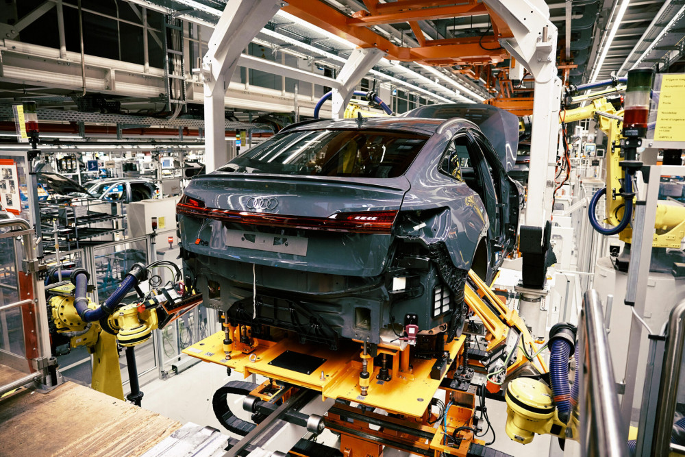 Audi намалява производството в завода в Брюксел поради недостиг на части