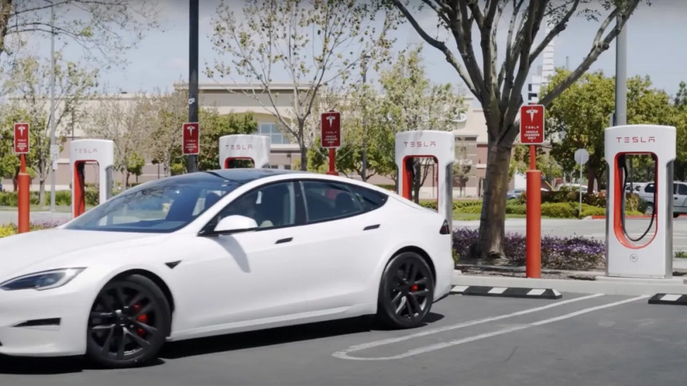 Tesla се готви да изгради най-голямата в света Supercharger станция