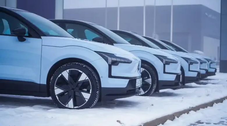 Volvo поставя нови рекорди с електричката EX30