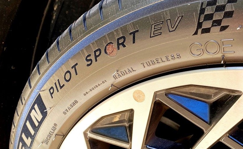 Никой не каза на собствениците на EV колко бързо им заминават гумите