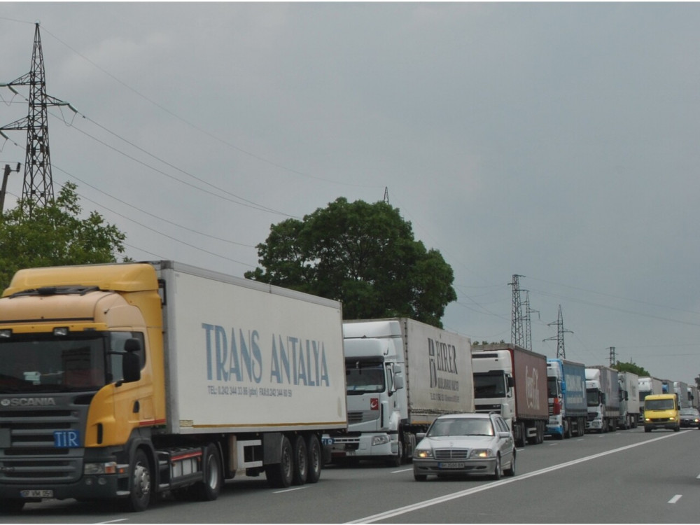Със забрана на камионите и реверсивно движение властите опитват да облекчат трафика за Великден