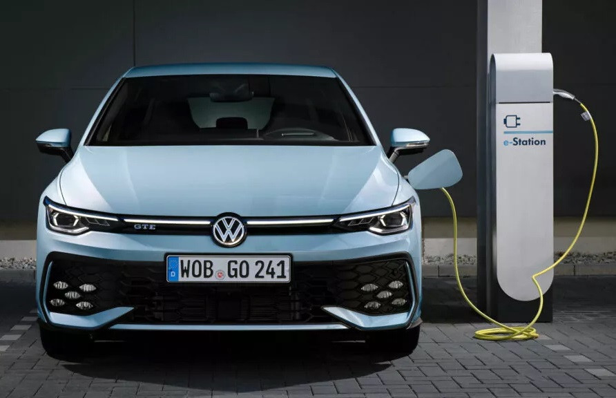 Шефът на VW казва, че PHEV са необходими, тъй като търсенето на електромобили се забавя