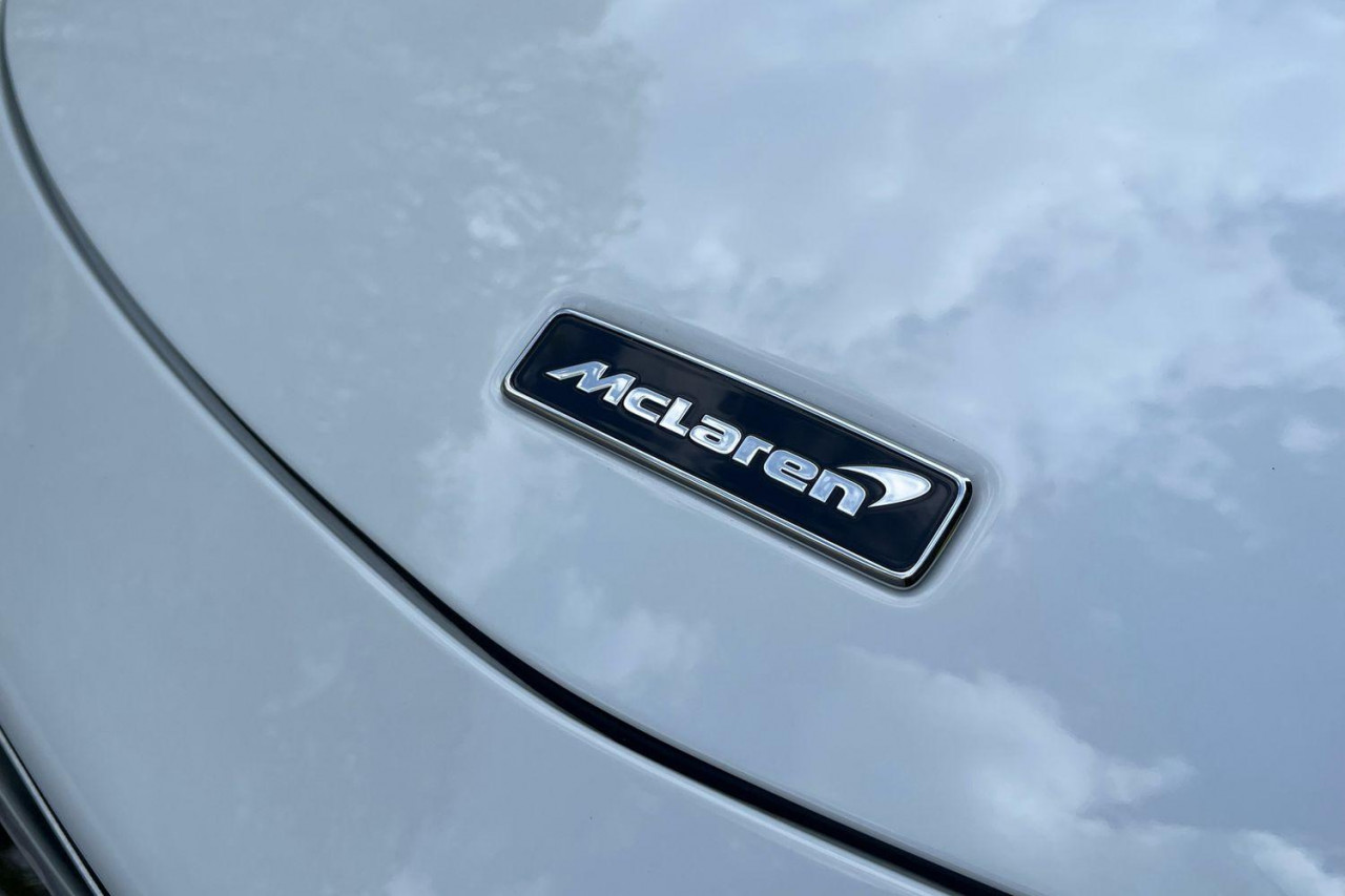 Шефът на McLaren загатва за plug-in хибриден SUV
