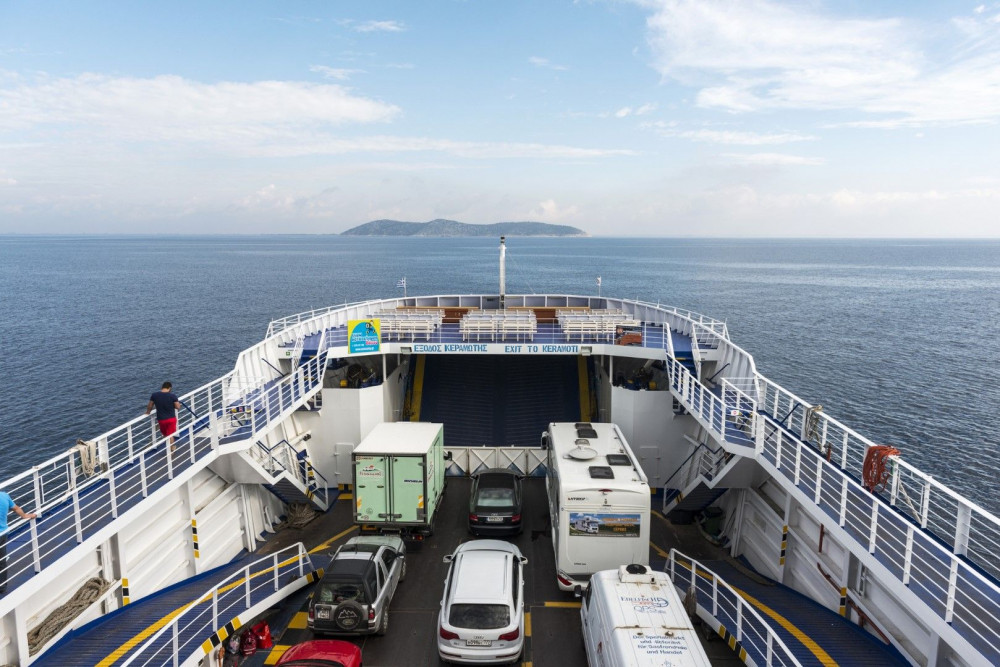 В Гърция: Електромобили с пълни батерии няма да могат да се качват на фериботите
