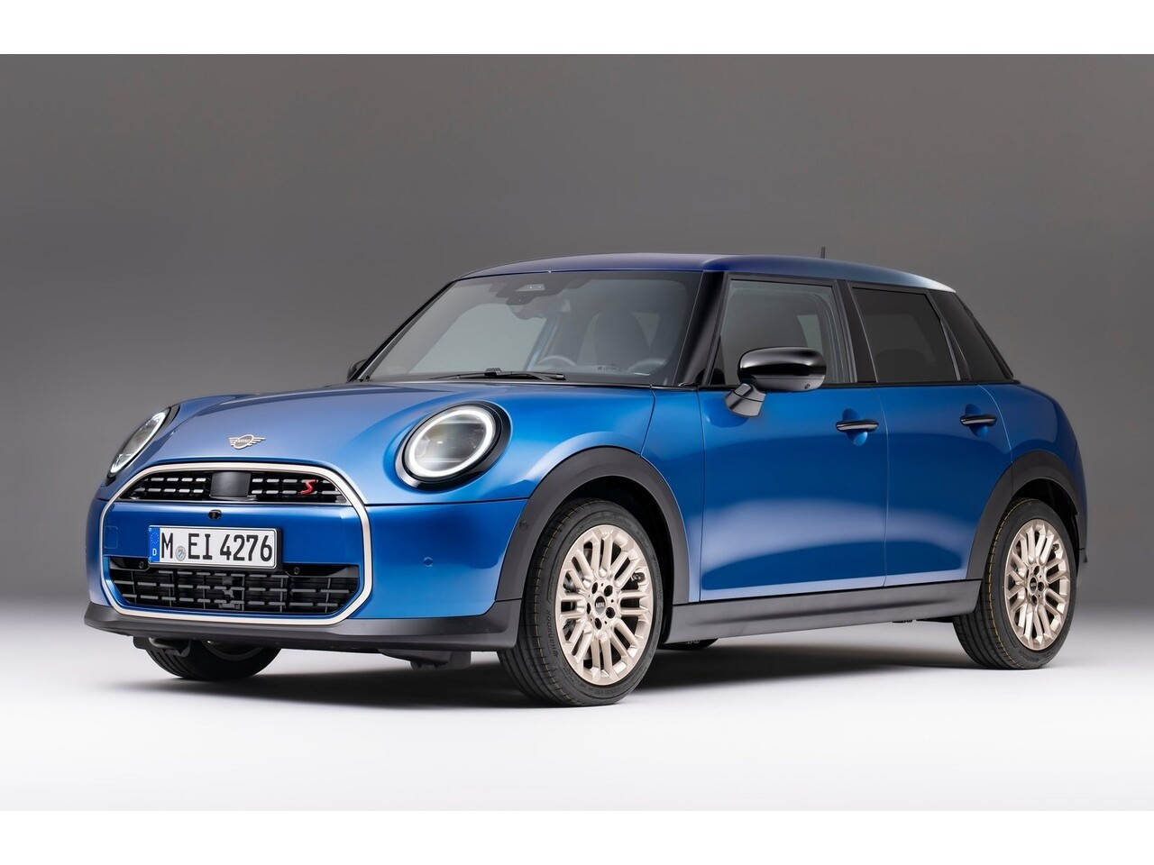 Новото MINI Cooper с 5 врати вече е разкрито