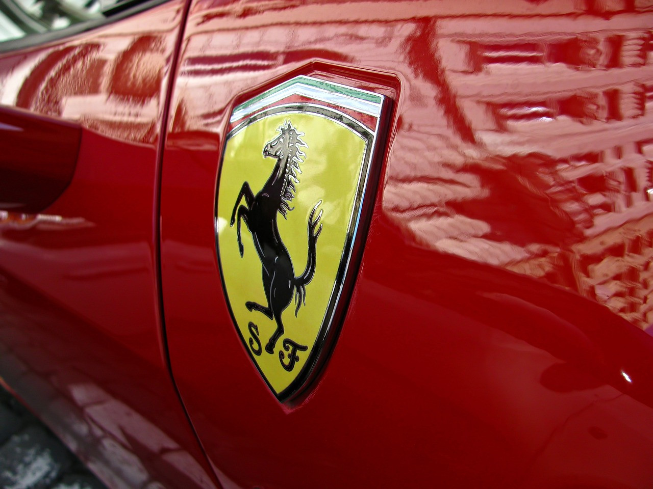 Ferrari предлага над 15 години гаранция за батерията на хибридните си автомобили