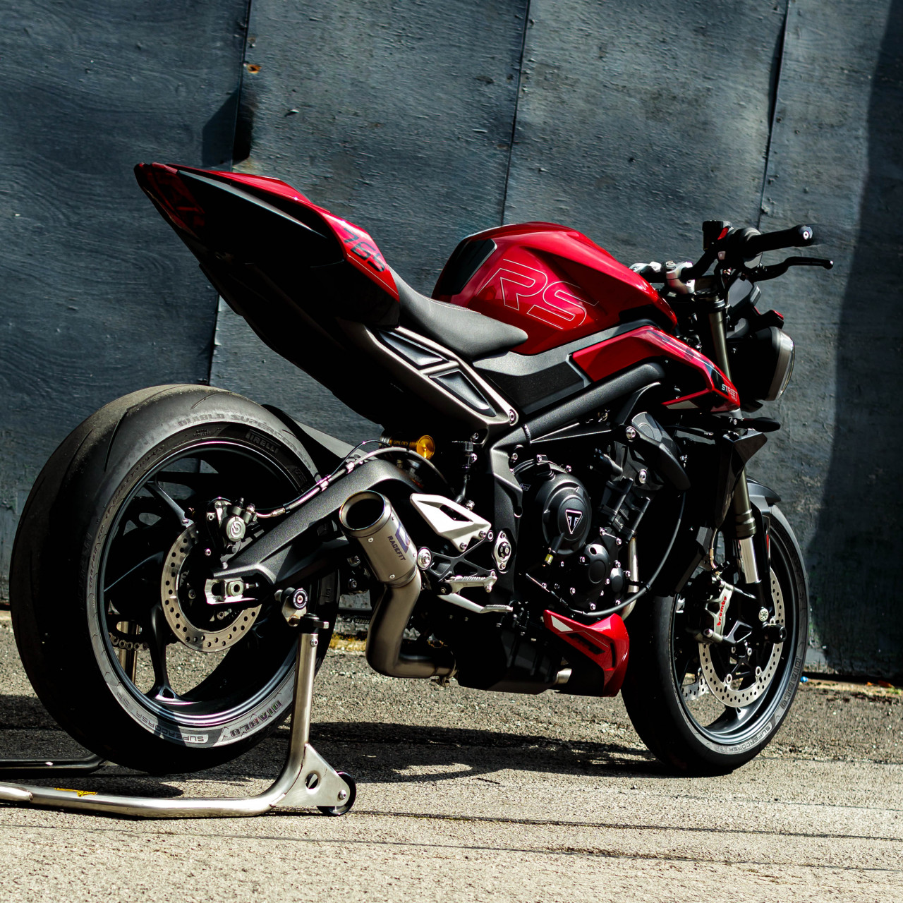 Triumph представя новия Street Triple 765 A2: Мощ и стил за младите мотористи