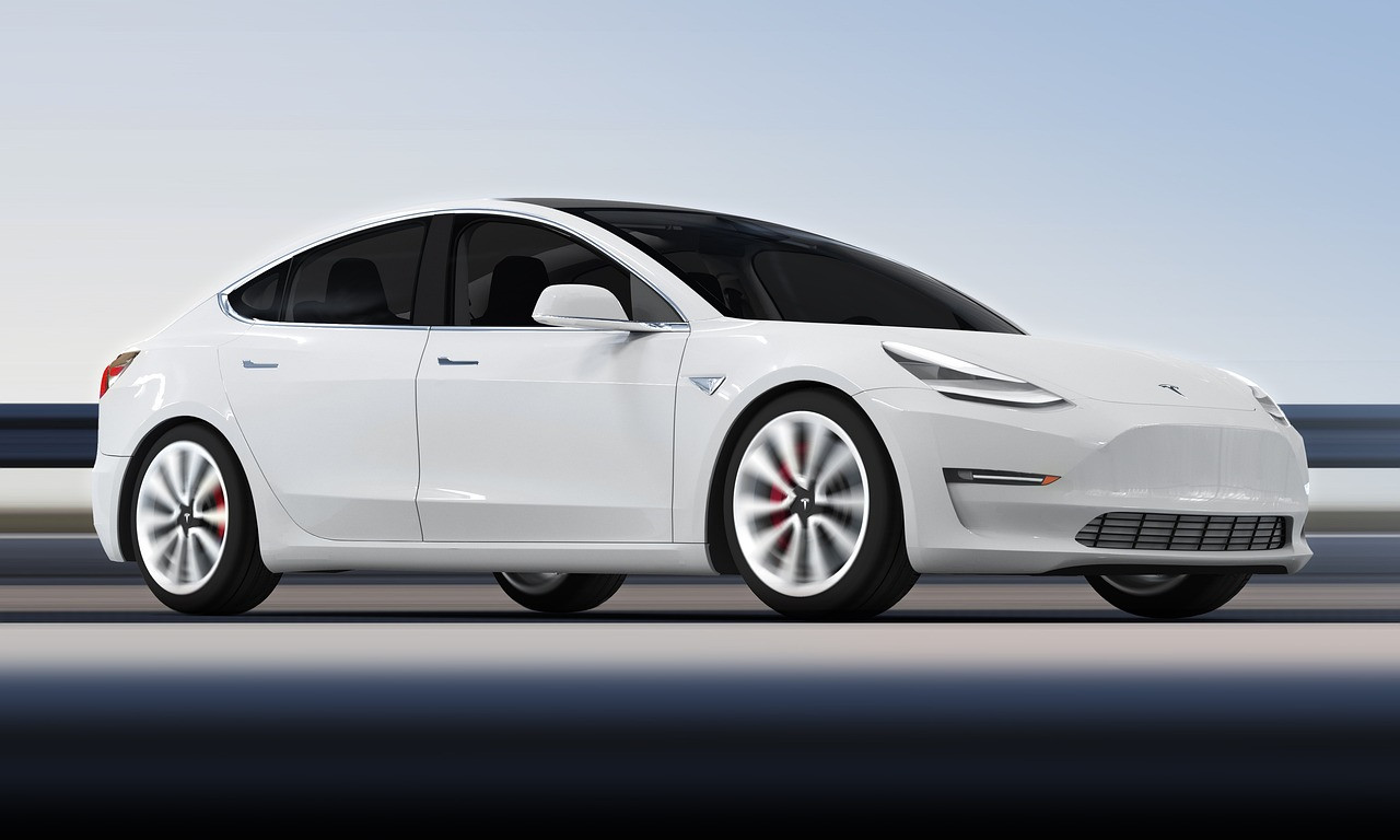 Невероятно удобство: Надуваем матрак за Tesla Model Y