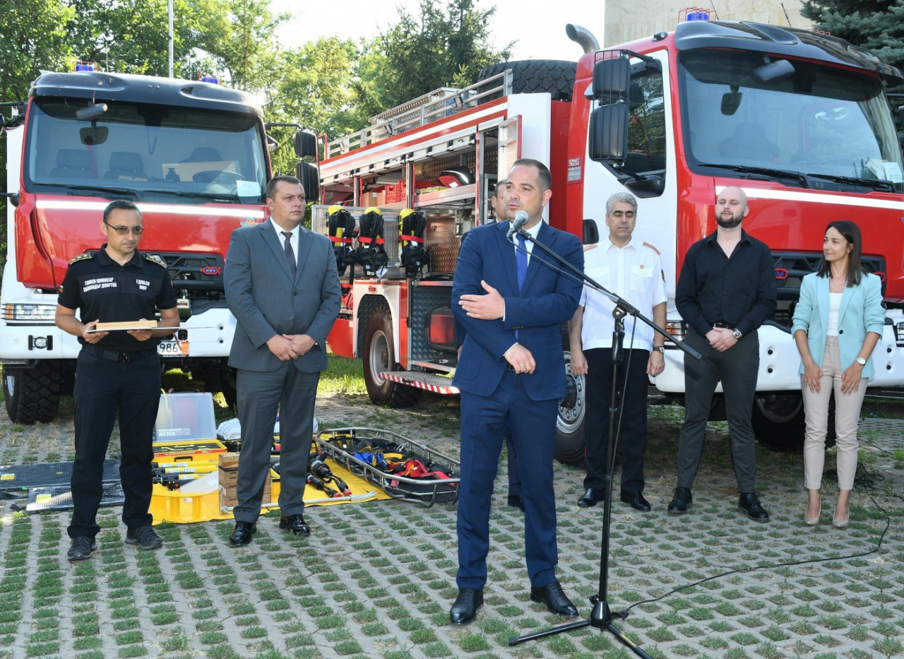 6 нови пожарни автомобила Renault и линейка VW за огнеборците в България