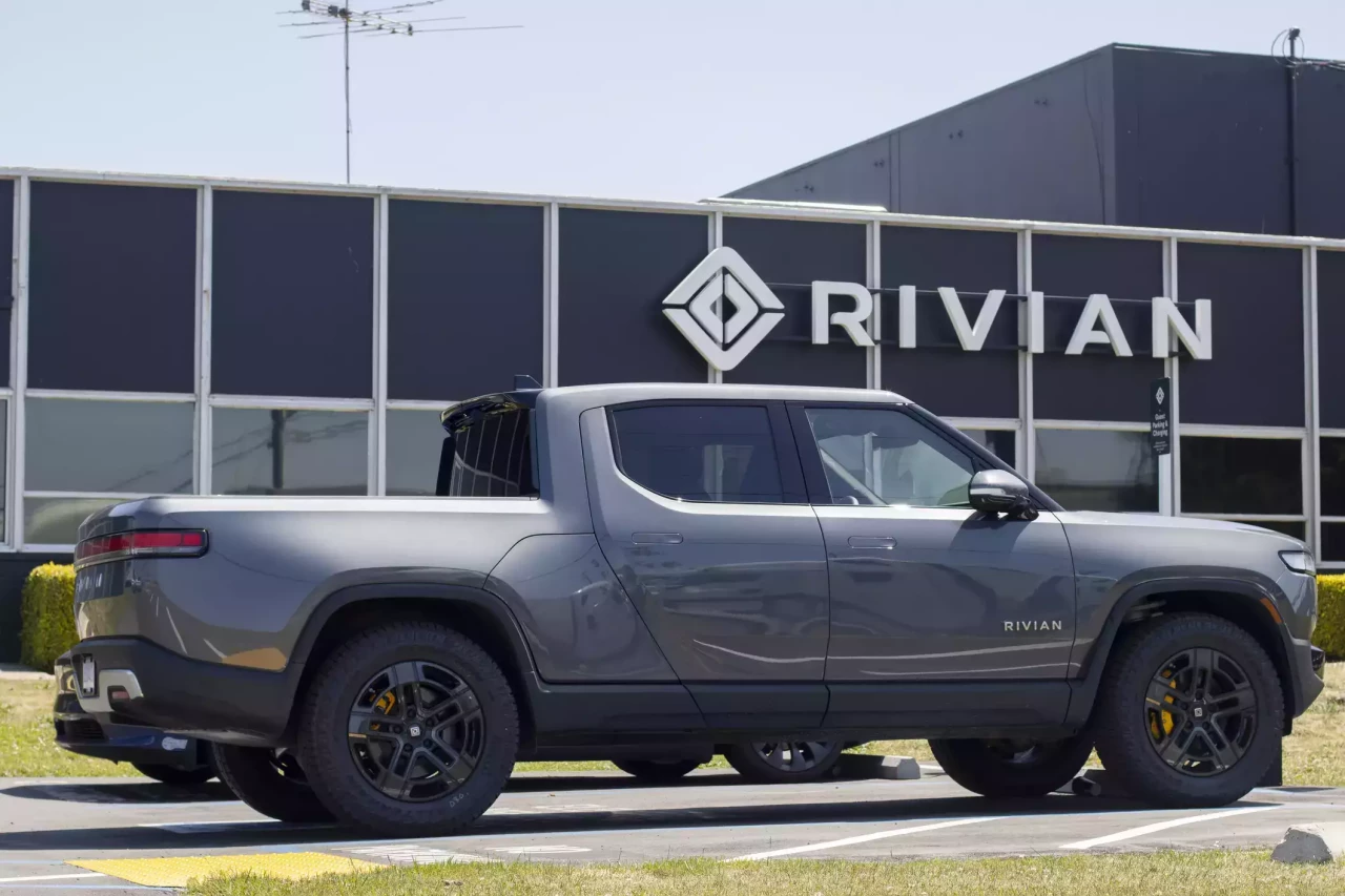 Огромен пожар в завода на Rivian унищожава десетки електромобили