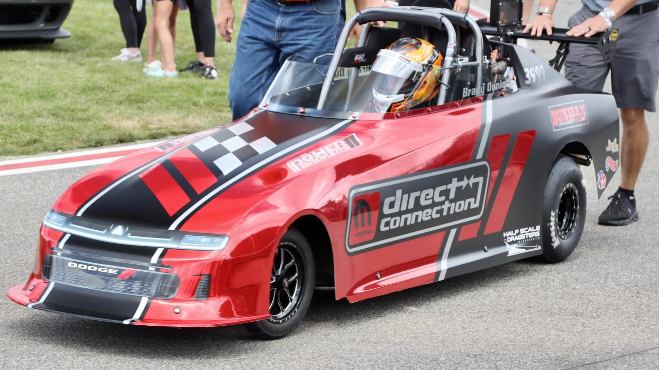 Запалете страстта на детето си с този очарователен Dodge Charger Junior Dragster