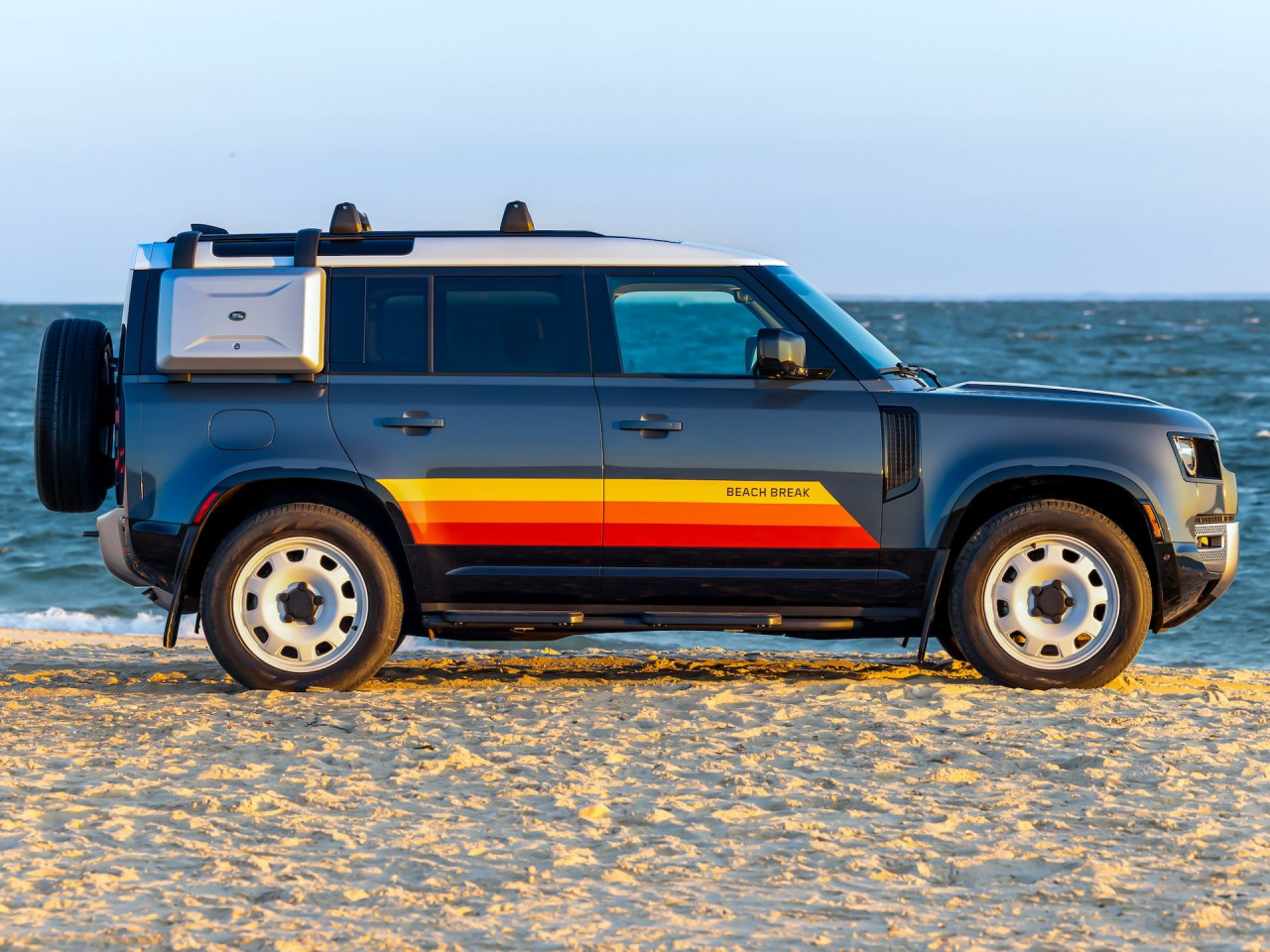 2025 Land Rover Defender Beach Break: идеалният SUV за плажа на цена от $73,325