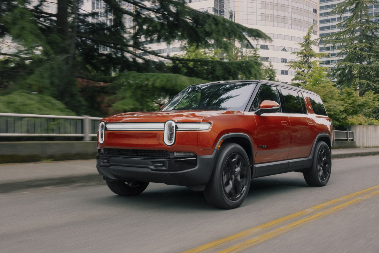 Защо 2025 Rivian R1S превъзхожда, но конкуренцията не спи