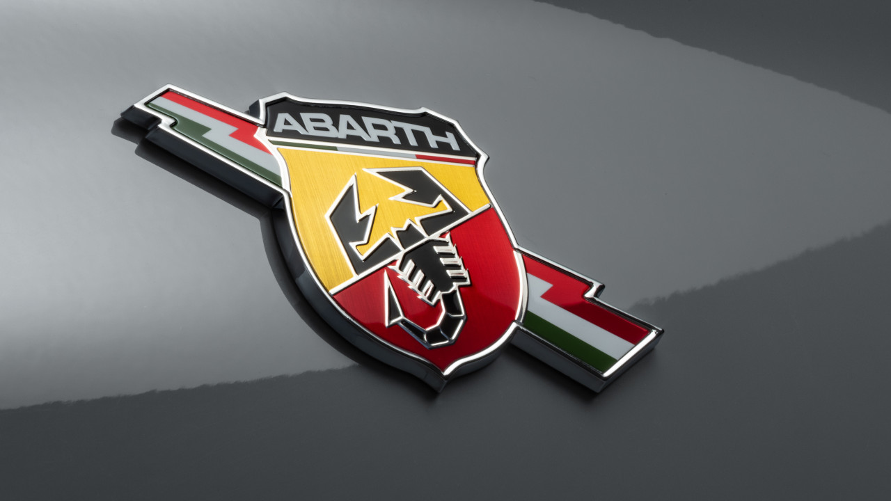 Abarth предупреждава: Високите данъци ще убият двигателя с вътрешно горене