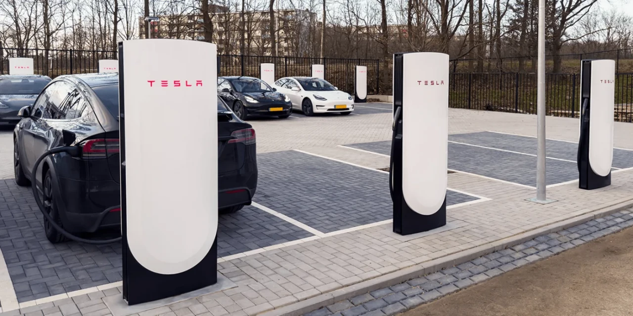 Tesla Superchargers V4: Революция в зареждането на електрически превозни средства