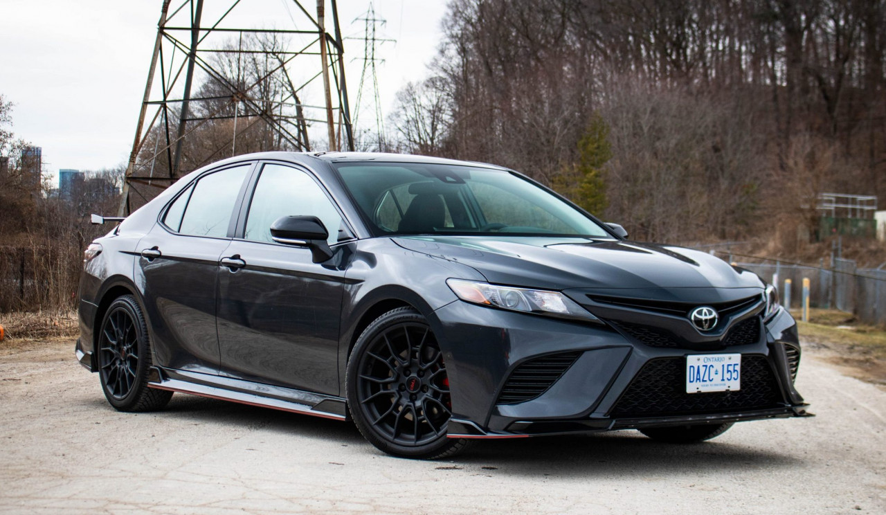 Toyota представя Camry Glorious Edition